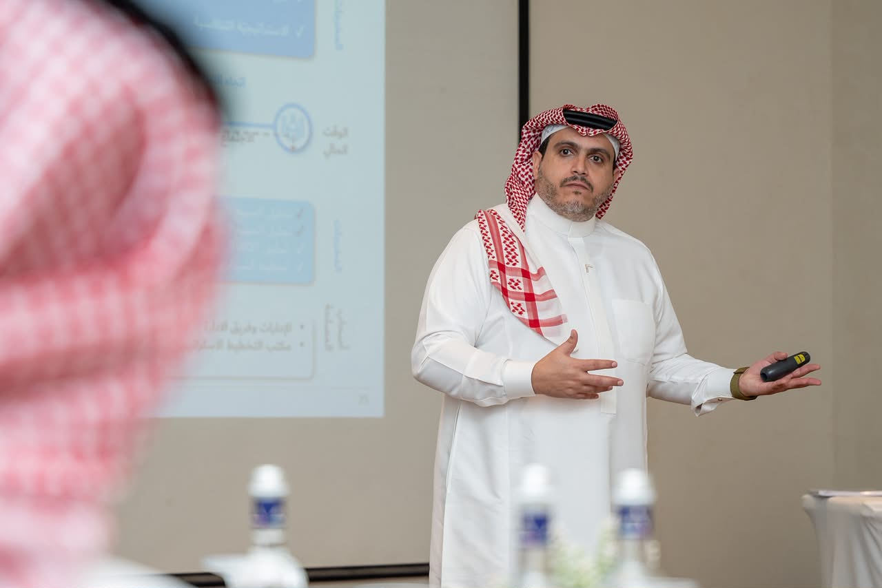 ممارس يحوّل الاستراتيجية إلى واقع تشغيلي.